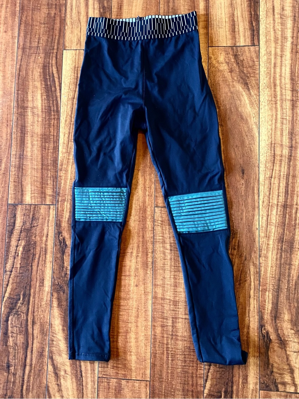 ISOLA Black and Teal Leggings Sz Medium